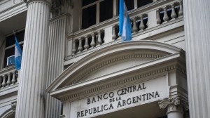 Colchón de divisas: el BCRA espera US$ 4.400 millones de deuda empresaria y el bono récord de YPF para sumar reservas