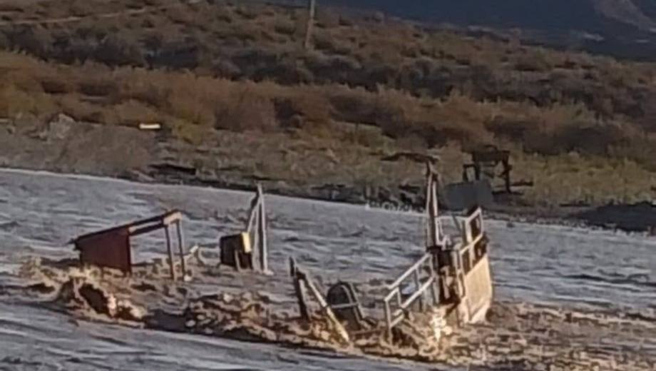 La crecida del Neuquén dejó fuera de funcionamiento la única balsa de Neuquén (gentileza FM Patagonia)