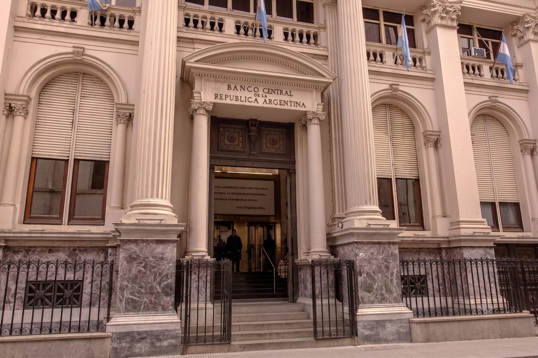 Reservas de casi US$50.000 millones: la razón del estancamiento del riesgo país