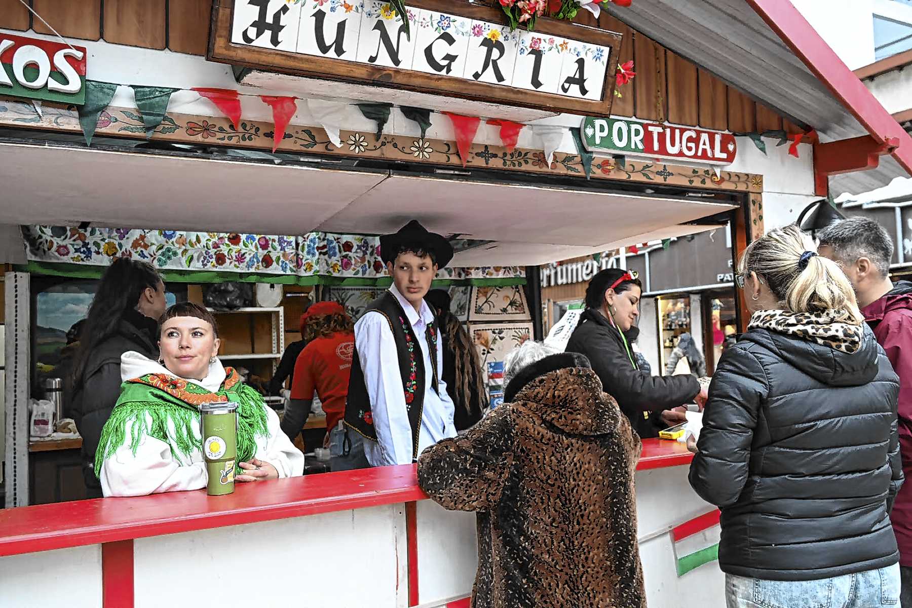 Celebraciones invernales de colectividades en la Fiesta de la Nieve de Bariloche