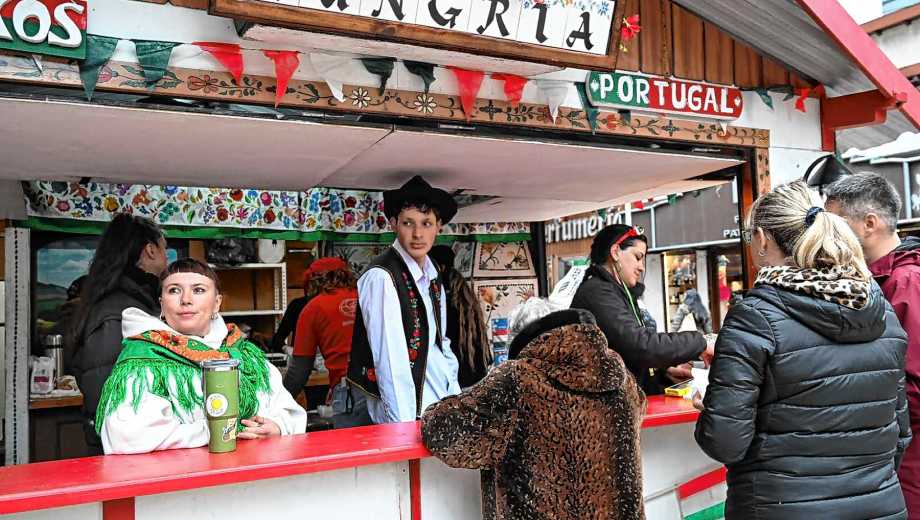 El paseo de las Colectividades quedó habilitado este viernes y continúa hasta el domingo, en la Fiesta Nacional de la Nieve. Foto: Chino Leiva
