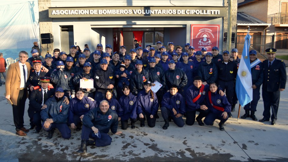 "Cumplimos más de tres cuartos de siglo al servicio de nosotros, protegiendo vidas, bienes y arriesgando lo más preciado, que es la vida", expresó Vena.