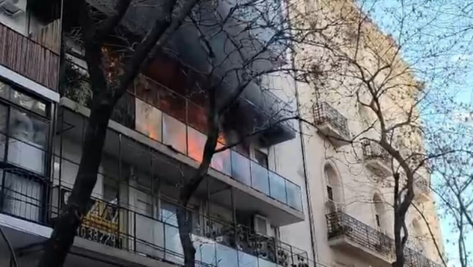 Incendio en un edificio lindero al departamento de Cristina Kirchner. Foto: Clarín 
