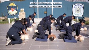 CALF y anestesiólogos capacitan a 150 policías en RCP y proyectan cursos gratuitos en Neuquén