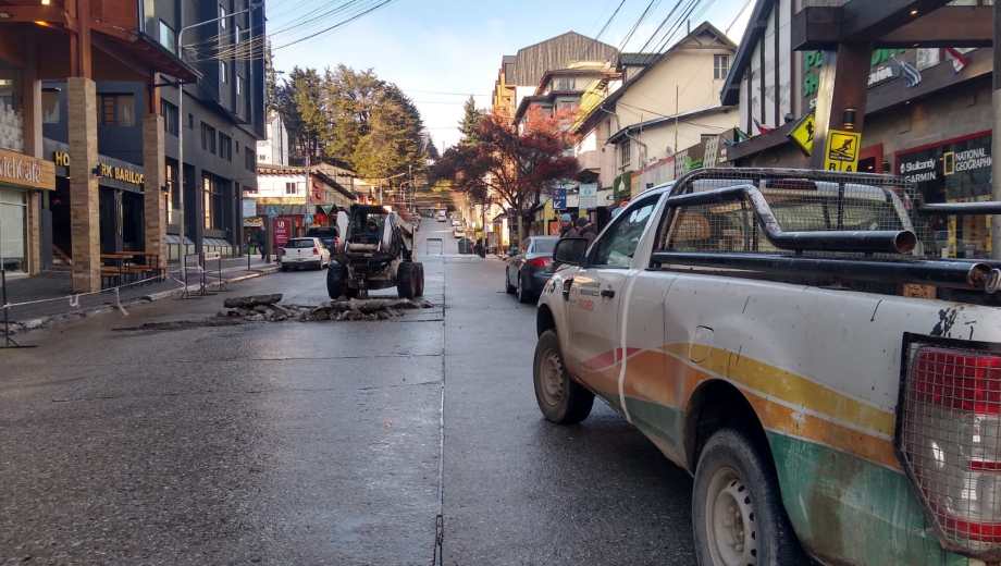Personal municipal trabaja este domingo en la reparación de la calle Palacios, en pleno centro de Bariloche.
