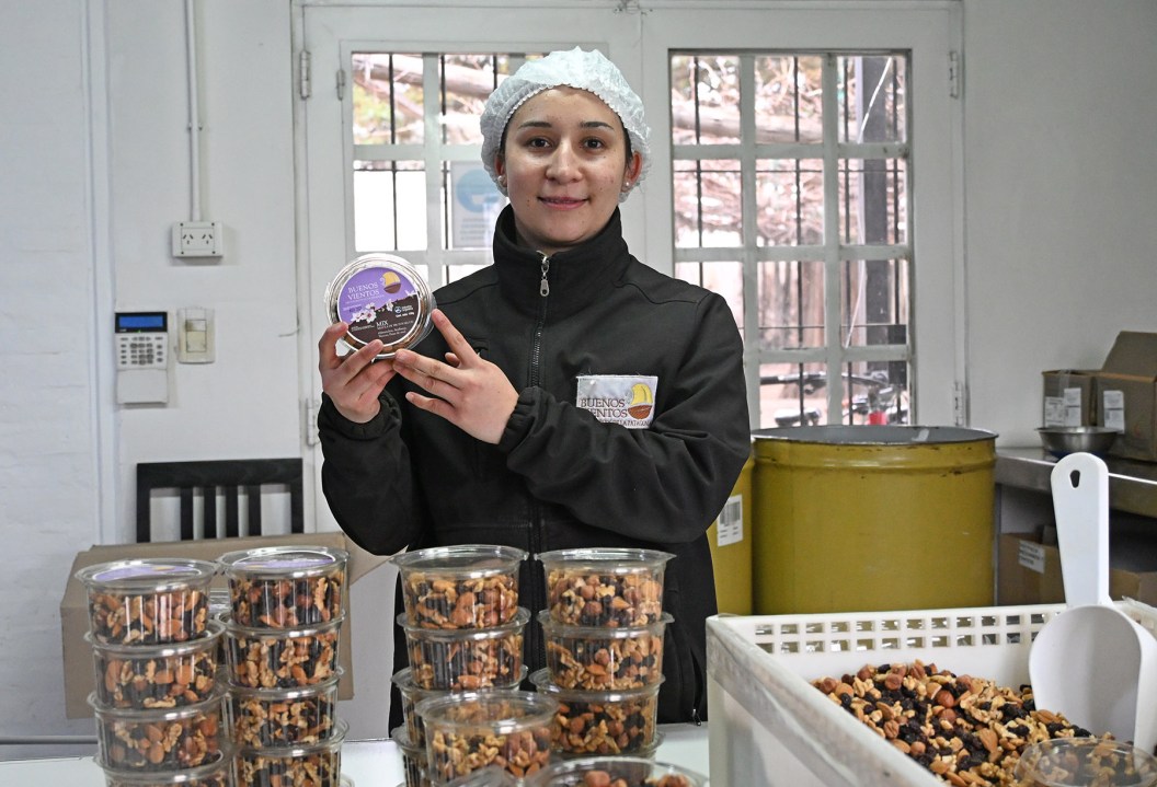 Elaboración de mixes de frutos secos, en la planta de procesamiento de Buenos Vientos en la Patagonia.