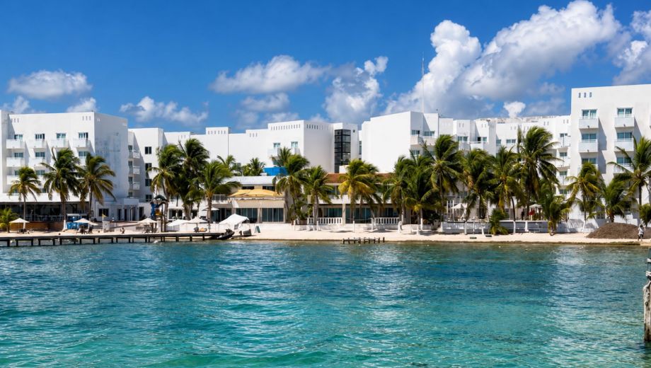 Cancún es uno de los destinos internacionales más elegidos por los argentinos por sus playas de arena blanca, aguas turquesas y amplia oferta turística. Foto: Diario Río Negro.