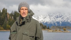 Así es la casa de Iván de Pineda en Bariloche: piedra, madera, chimenea y vistas a la montaña
