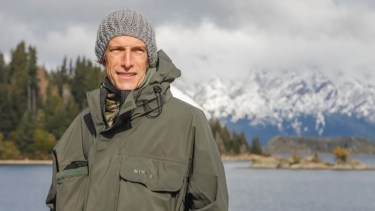 Así es la casa de Iván de Pineda en Bariloche: piedra, madera, chimenea y vistas a la montaña
