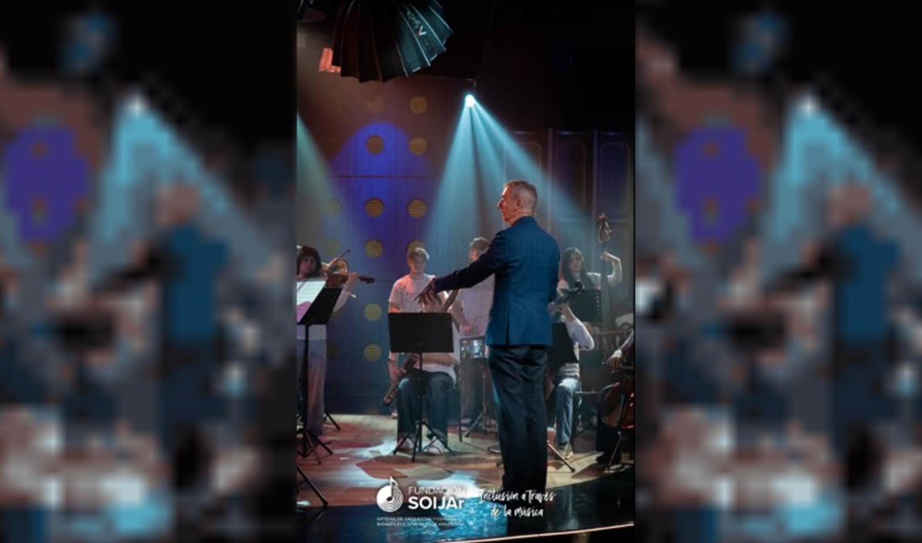 Nelson Castro dirige orquesta escolar en Otro Día Perdido