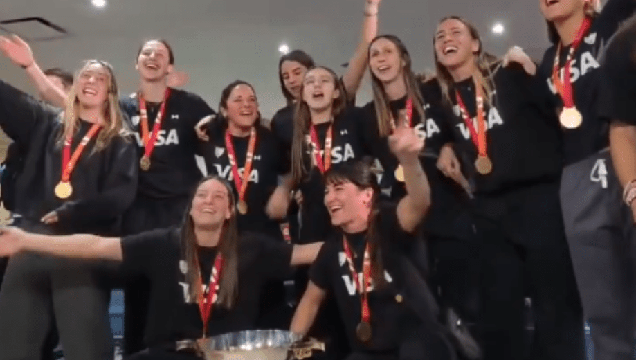 Las Leonas volvieron al país, luego de la inolvidable conquista en Países Bajos. (Captura de TV)
