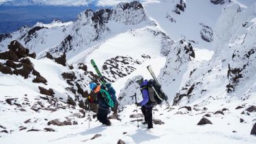 Épica aventura en una joya escondida de la Patagonia:  hicieron cumbre en el cerro Corona y lo bajaron esquiando