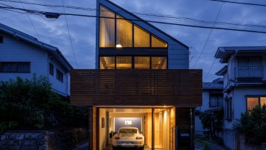 Así son las “garage houses”, las increíbles casas de Japón donde el auto se integra al living y transforma la arquitectura