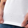 Imagen de Ni polillas ni lavarropas: por qué aparecen agujeritos en las remeras a la altura del ombligo