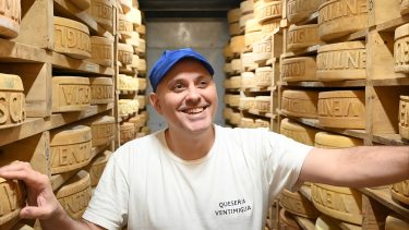 Empezó haciendo dulce de leche en el campo de su tía y ahora gana premios mundiales con quesos hechos en la Patagonia