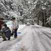 Imagen de Por hielo y nieve en la traza, Bariloche cortó el tránsito en un tramo de Circuito Chico