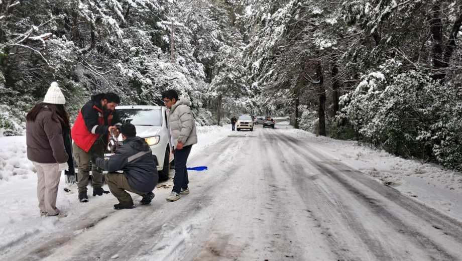 El hielo complica la circulación en algunas zonas de Bariloche, entre ellas el Circuito Chico. Foto: Municipalidad de Bariloche