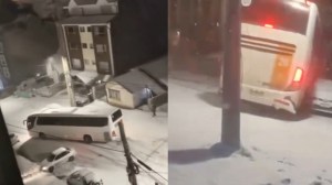 Video: un colectivo con 48 estudiantes perdió el control por el hielo y chocó contra siete autos en Bariloche