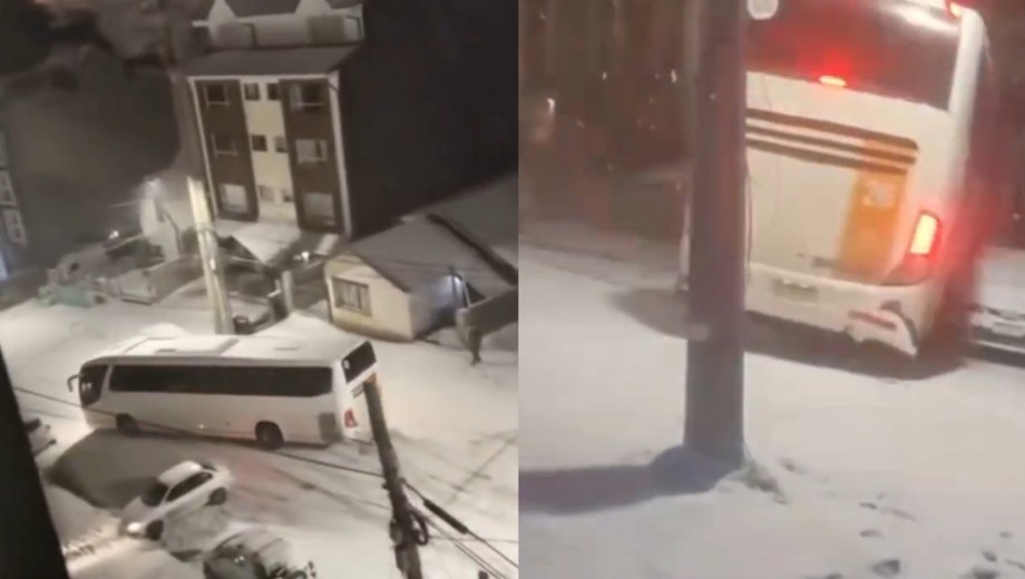 Un colectivo derrapó en una calle congelada en Bariloche.