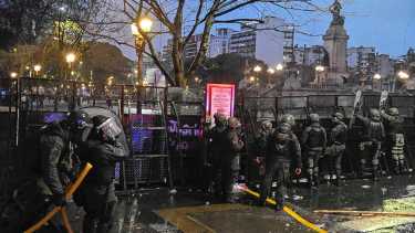 Incidentes en la marcha frente al Congreso: hubo al menos doce detenidos y una fotógrafa herida
