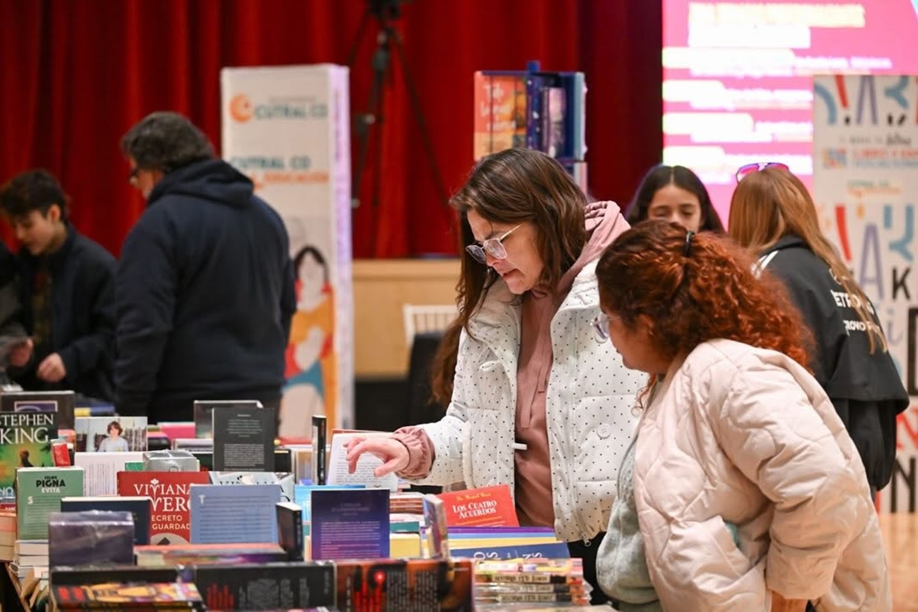 Cutral Co recibe al historiador Felipe Pigna en la Feria del Libro