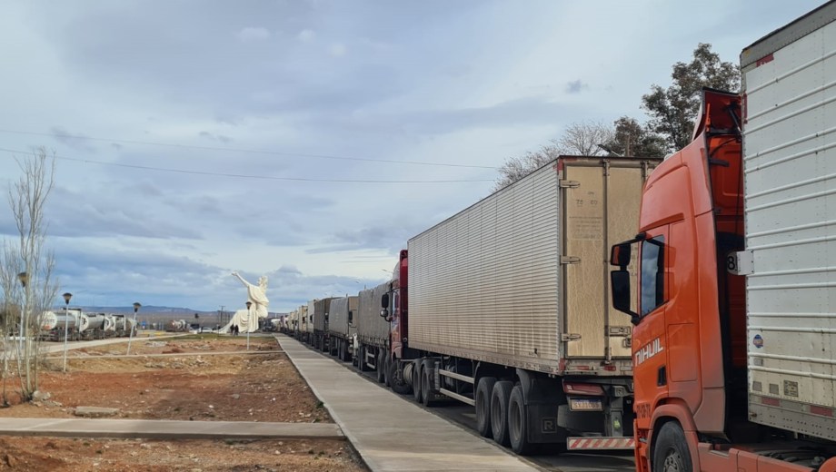 Son alrededor de 400 camiones los que están varados en Cutral Co (Foto: Andrea Vazquez)