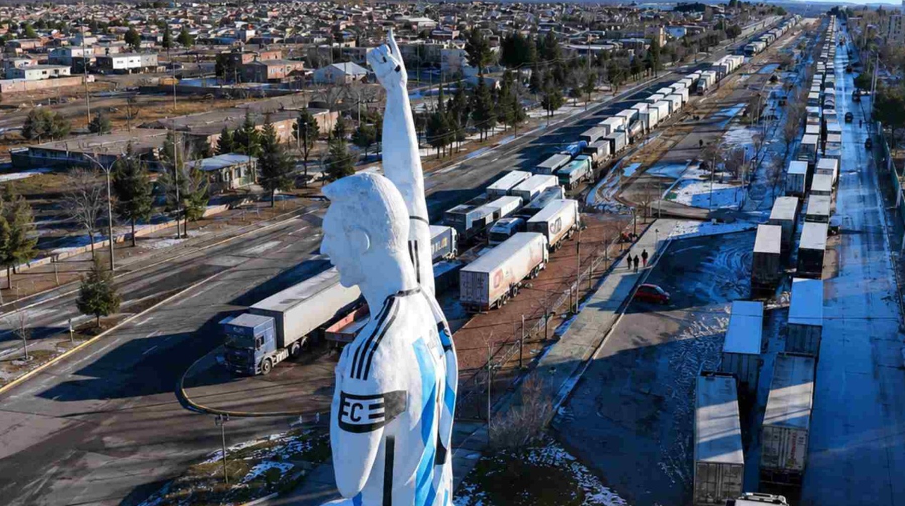 Más de 1.400 camioneros varados en Neuquén por cierre de paso a Chile