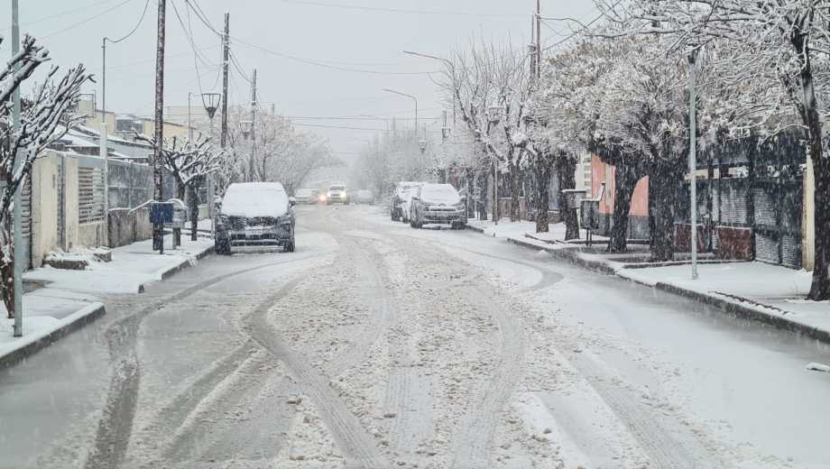 Desde la tarde del miércoles empezó a nevar. (Foto: Andrea Vazquez)