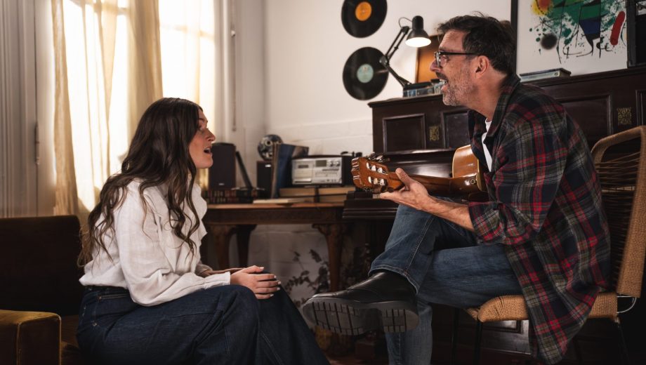 Maggie Cullen, junto a Kevin Johansen, con quien grabó la canción "Corazonada".