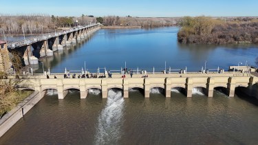 Abrieron las compuertas del Dique Ballester y comenzó una nueva temporada de riego en el Alto Valle: «se renuevan las esperanzas»