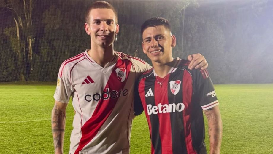 Franco Mastantuono y Claudio Echeverri, con la camiseta de River.