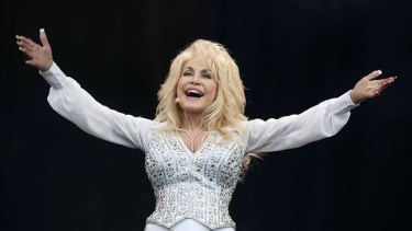 Duelo nacional por la muerte de Dolly Parton: Donald Trump ordenó bajar las banderas a media asta en Estados Unidos