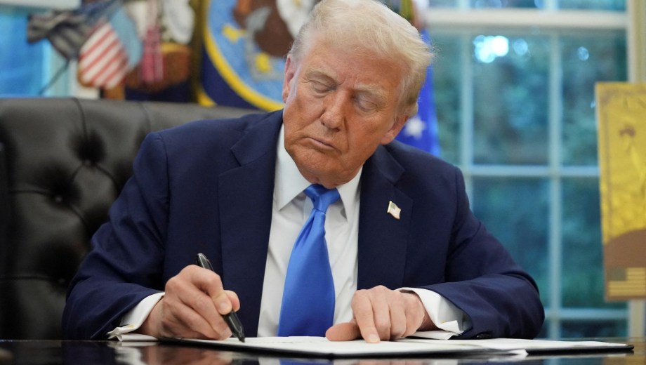 Donald Trump avanza con una nueva ofensiva en política migratoria y apunta contra el uso de permisos temporales para tramitar refugio permanente. (Foto: gentileza)