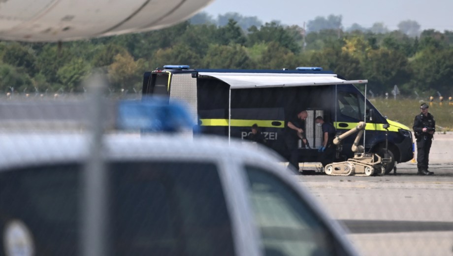 La policía local usó un robot para hacer una detonación controlada del artefacto detectado. (Foto: gentileza AP)