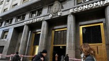 Imagen de Luis Caputo renovó vencimientos y no soltó pesos al mercado