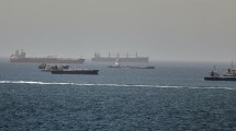 Imagen de Emiratos Árabes suspendió el comercio con Irán tras un ataque con misiles y el petróleo Brent se sostiene sobre los 91 dólares