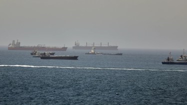 Emiratos Árabes suspendió el comercio con Irán tras un ataque con misiles y el petróleo Brent se sostiene sobre los 91 dólares