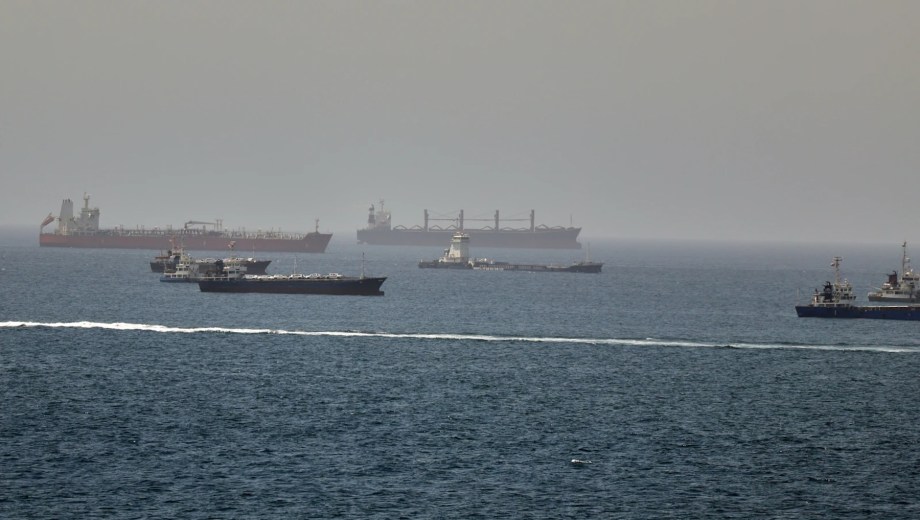 Buques petroleros y barcos de carga en el Golfo de Omán, a lo largo de las rutas marítimas que conectan el Estrecho de Ormuz con el Mar Arábigo. (Foto: gentileza AP)