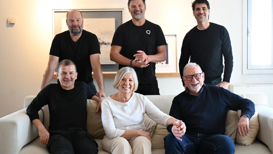 Juan Carlos y Betty junto a Gastón, Andrés, Ramiro y Sebastián, cuatro de sus cinco hijos, durante el encuentro familiar en Neuquén por los 80 años del padre. Foto Cecilia Maletti. 