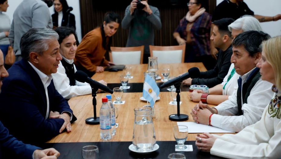 Figueroa y Quintriqueo, en la firma del acuerdo. Foto: gentileza. 