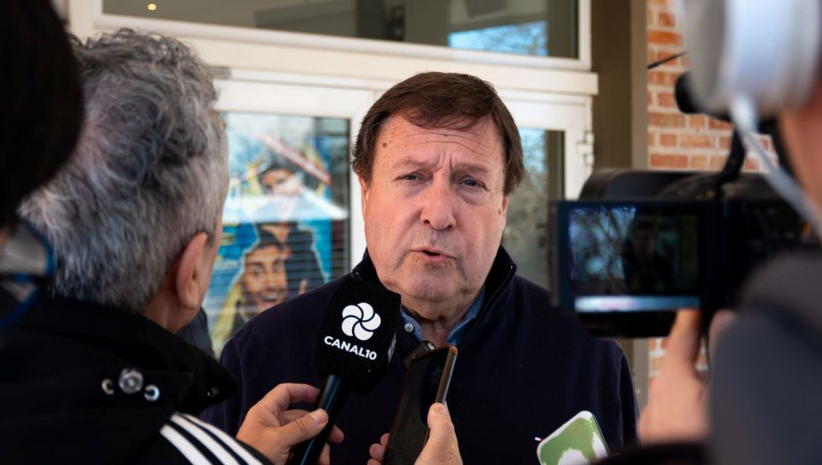 El Gobernador de Río Negro explicó que tras la firma se avanzará con las obras en dos etapas. Foto: Sebastián Puentes. 