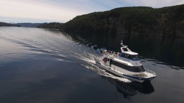 Susto en una excursión: un catamarán chocó contra rocas y varios turistas fueron derivados al hospital de La Angostura