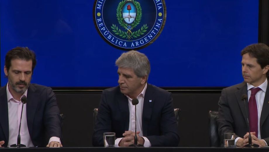 Previo a un debate clave en el Congreso, Luis Caputo anunció una línea de créditos hipotecarios por $2 billones: los detalles