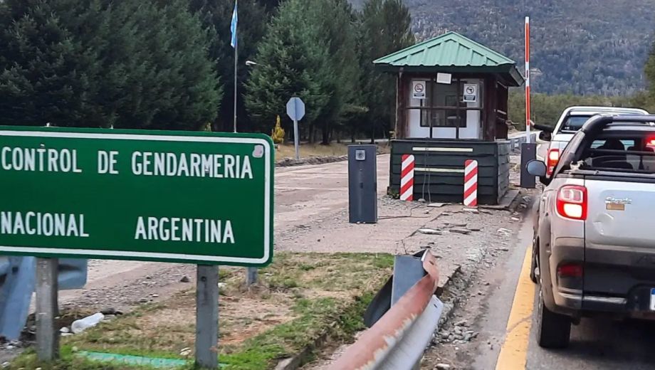Qué alimentos y productos no podés llevar a Chile en el auto