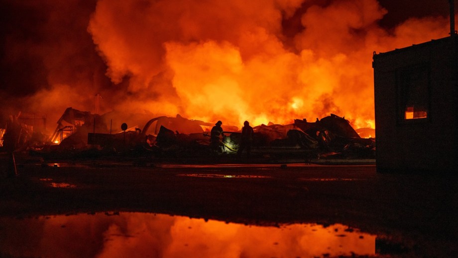 Bomberos apagan un incendio luego de que misiles rusos impactaran un almacén de alimentos cerca de Kiev, Ucrania, el miércoles 5 de agosto de 2026. (Foto: gentileza AP)