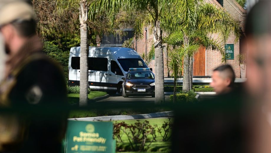 (Clarín). Ceremonia íntima de la familia Messi en el cementerio El Prado de Rosario.