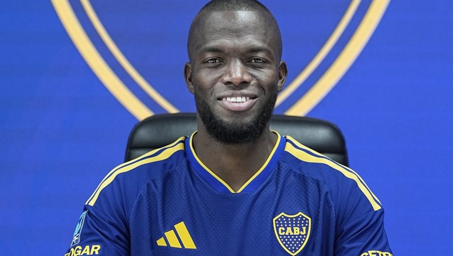 Enner Valencia firmó su contrato en Boca. (Foto: @BocaJrsOficial)