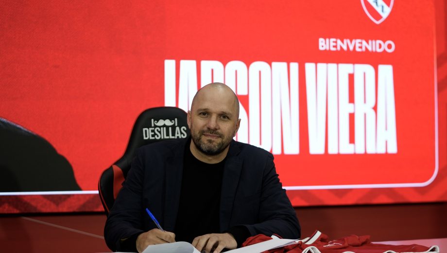 Jadson Viera ya firmó su contrato como director técnico de Independiente. (Foto: @Independiente)