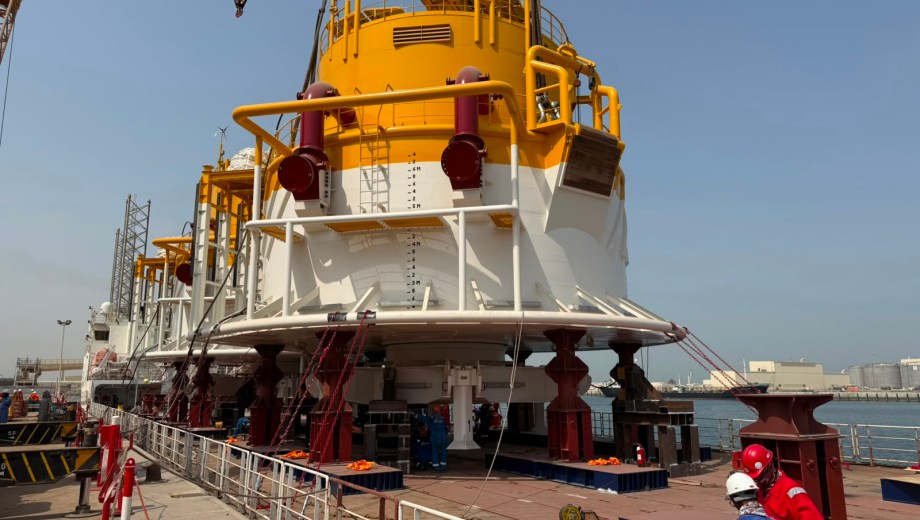 Las dos monoboyas, de 272 toneladas cada una, cruzaron el Estrecho de Ormuz y continúan su traslado hacia Punta Colorada. Fotos gentileza.