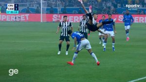El fuerte empujón en Atlético Mineiro vs. Cruzeiro que mandó a un futbolista al hospital
